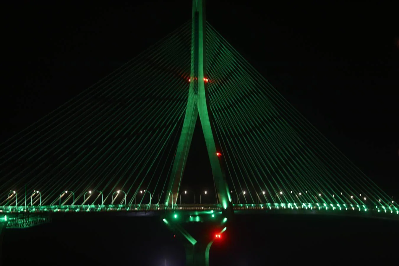 El Segundo Puente ilumina Cádiz de verde contra el cáncer